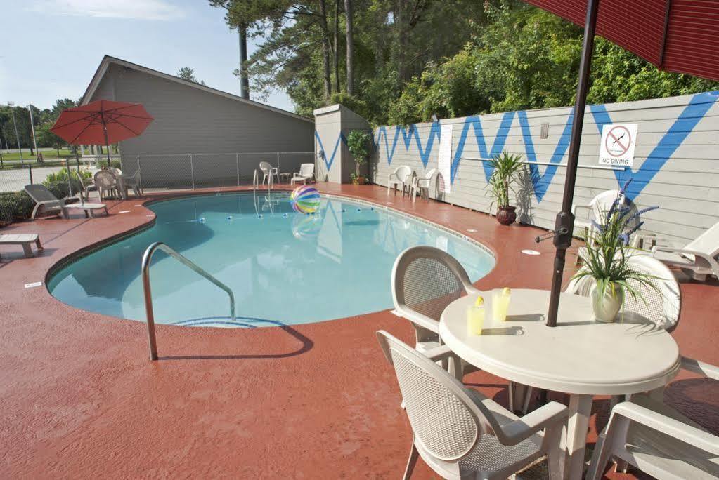 Travelodge By Wyndham Savannah Area/Richmond Hill Eksteriør bilde